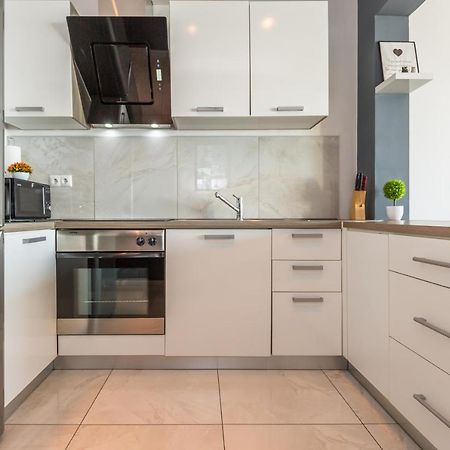 Modern Apartment 奥米什 外观 照片