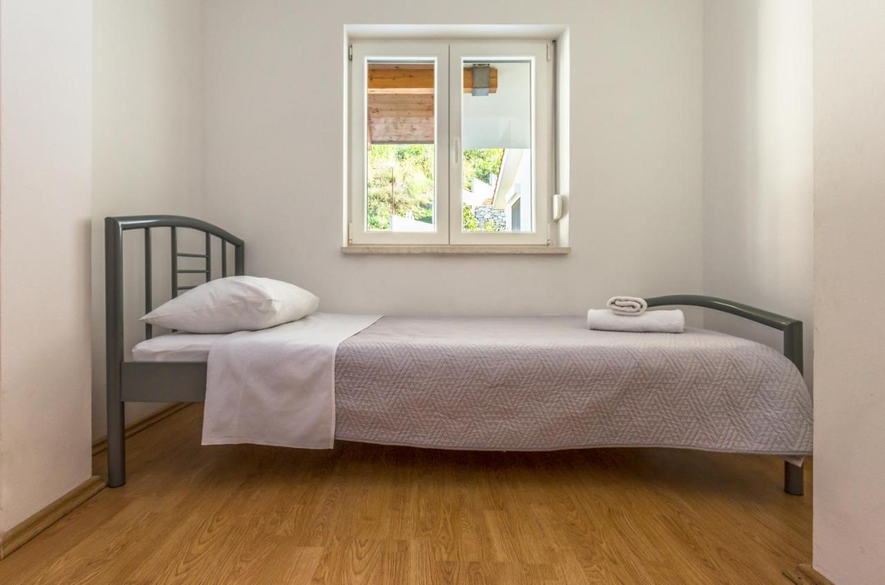 Modern Apartment 奥米什 外观 照片