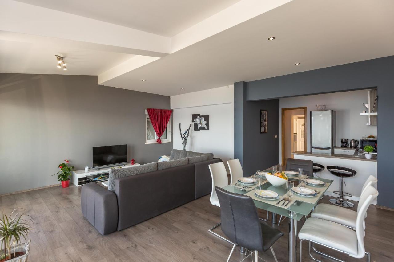 Modern Apartment 奥米什 外观 照片